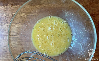 Добавляем соль и снова перемешиваем.