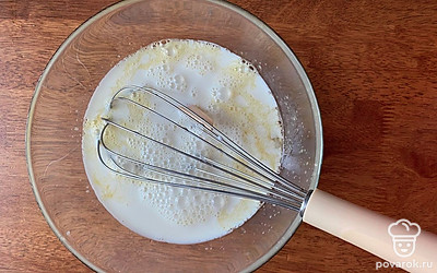 Добавляем молоко и перемешиваем.