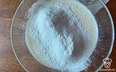 Просеиваем муку и снова перемешиваем, не должно быть комочков, далее приступаем к жарке.