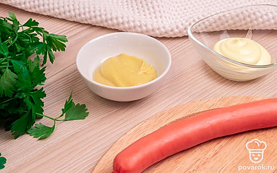 Подготовьте необходимые ингредиенты. Сосиску очистите, отмерьте нужное количество горчицы и майонеза.