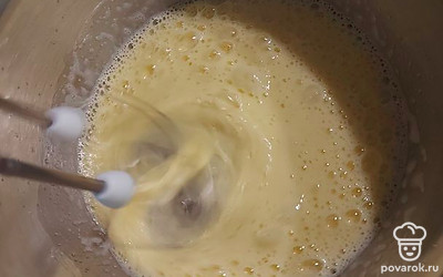 Ставим молоко греться на плиту. В это время взбиваем яйца с сахаром и соль.