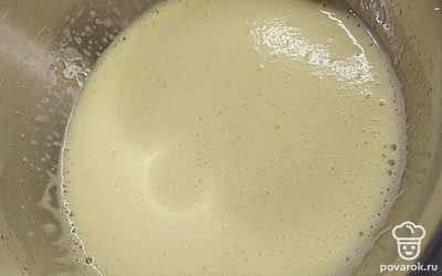 Добавляем к нашей смеси растительное масло и стакан нагретого молока. Перемешиваем.