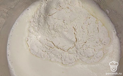 Добавляем ванилин немного, и муку. Тщательно перемешиваем.