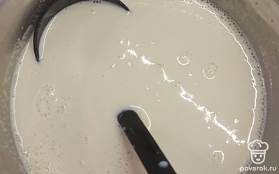 Добавляем все оставшееся молоко. Перемешиваем. Тесто должно быть похоже на сливки. Оставить на 30 минут отдохнуть. 