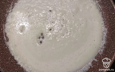 Наливаем тонким слоем на сковороду. Обжариваем. Я жарю только с одной стороны. Так блинчики получаются нежнее на вкус. 