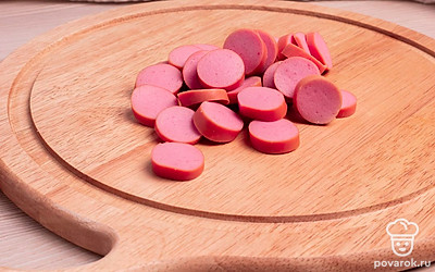 Сосиску порежьте на небольшие кружочки. Примерно 3-4 см.