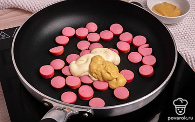 Сковороду поставьте на огонь. Добавьте немного масла и затем выложите сосиски. Размер сковороды лучше подобрать такой, чтобы сосиски поместились в один ряд. Так они лучше зарумянятся. Затем добавьте майонеза и горчицы , перемешайте.