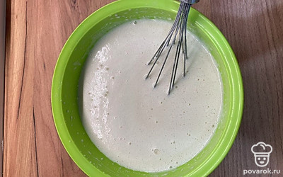 В небольшом количестве молока взбить яйца, сахар, соль и муку, добавить оставшееся молоко, добавить растительное масло, оставить на 10-15 минут. 