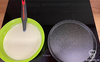 Разогреть сковородку, смазать немного маслом растительным и выпекать блины. 