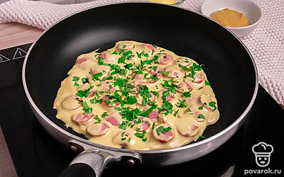 Протушите на медленном огне 5-7 минут.