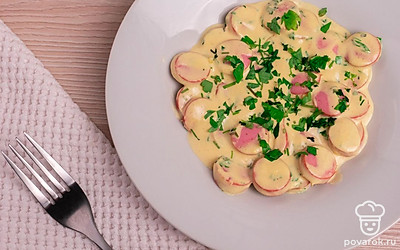 Зелень мелко порежьте и посыпьте готовое блюдо.