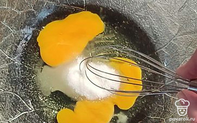 В подходящую миску разбиваем 2 яйца и добавляем 2 ст.л. сахара, перемешиваем венчиком (можно вилкой).