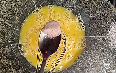 Добавляем соль и ещё раз хорошо перемешиваем. 