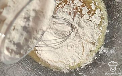 Добавляем пол стакана муки и перемешиваем до однородной массы, муку можно просеить через сито.