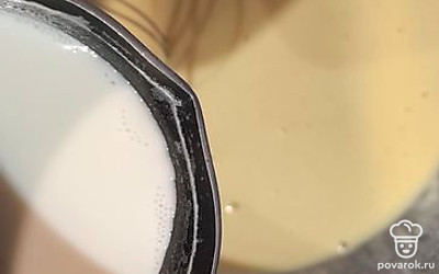 Добавляем частями теплое молоко и хорошо перемешиваем. 