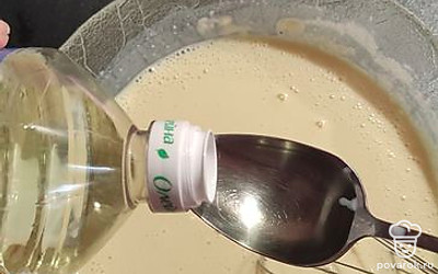 Перемешав добавляем ложку растительного масла. 