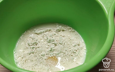 Растопите масло в подготовленном кипятке. Поместите все ингредиенты в миску.