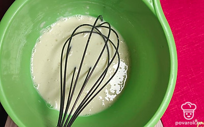 Смешайте все до однородной массы венчиком.