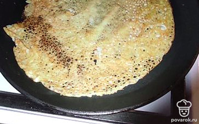 Переверните блин и до готовности выпекайте.
