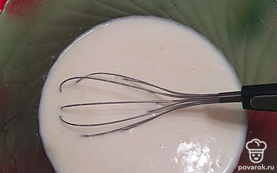 Разбиваем 2 яйца в миску, добавляем сахар, вливаем молоко. Все тщательно взбиваем венчиком до полного растворения сахара. Добавляем стакан воды, перемешиваем.