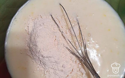 Добавляем муку, взбиваем до однородного состояния.