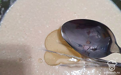 Добавляем 2 столовые ложки растительного масла и тщательно перемешиваем.