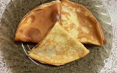 Каждый блин с одной стороны смазываем сливочным маслом и выкладываем готовые блины на тарелку. Готово! 