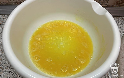 Яйца разбиваем в глубокую миску, добавляем к ним сахар и соль и хорошо все взбиваем и перемешиваем. 