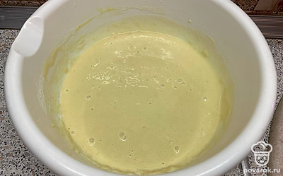 Добавляем к яичной смеси муку и 100 миллилитров молока. Все хорошо перемешиваем, чтобы не было комочков, должна получиться консистенция сметаны. 