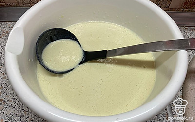 Понемногу добавляем оставшееся молоко в миску и хорошо перемешиваем нашу смесь для блинов. Добавляем растительное масло и ещё раз перемешиваем. 