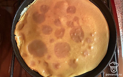 Обжариваем блины на сковороде для блинов с обеих сторон. Примерно по паре минут с каждой стороны. 