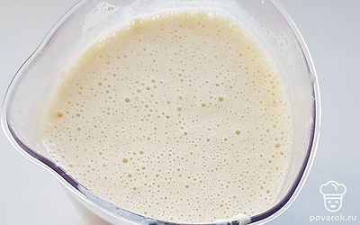 В молоко добавляем яйцо, соль, сахар, масло и перемешиваем. По чуть-чуть добавляем муку. Перемешиваем, даем постоять 20-30 минут.