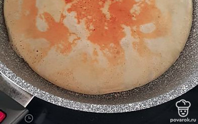 Разогреваем сковороду, смазываем маслом и выпекаем с одной стороны, потом с другой.