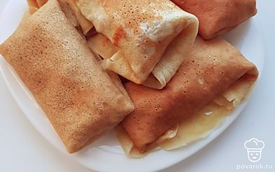 При желании можно сделать начинку, у меня сладкие блины со сладкой начинкой 