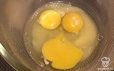 В миску разбиваем яйца, насыпаем сахар и соль, немного взбиваем, после вливаем тонкой струйкой кипяток, одновременно интенсивно помешивая смесь (должна образоваться пенка).