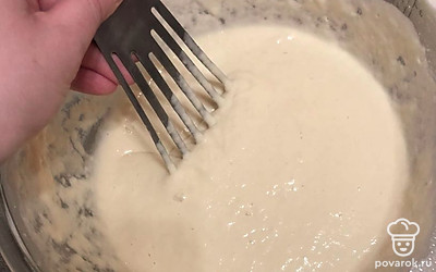 В смесь добавляем муку; тесто должно быть как густая сметана.