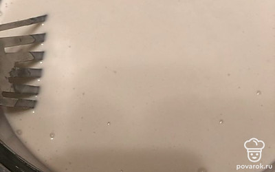 Заливаем кефир, тесто должно быть жидким, если нет - подливаем немного воды.