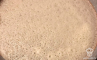 Обжариваем блинчики на сильном огне с двух сторон; смазываем блинчики сливочным маслом.