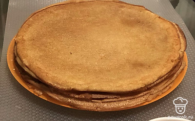 Блинчики подаем с вареньем, сметаной.