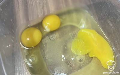 Взбейте блендером яйца с сахаром.