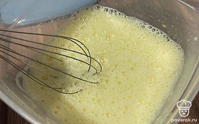 Добавьте в миску молоко и перемешайте.