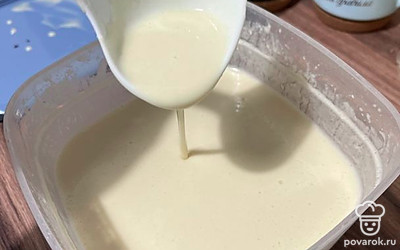 Добавьте в миску муки, перемешайте. Добавьте стакан кипятка и снова перемешайте. Влейте масло, и смешайте блендером в однородное тесто. Дайте тесту постоять 10 минут, чтобы мука разбухла.