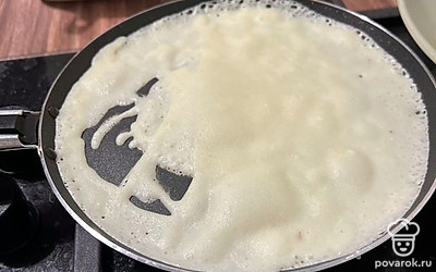 Выпекайте блины с двух сторон на хорошо разогретой сковороде.