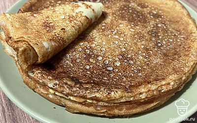 Подавайте горячими с чаем или кофе, сметаной, медом или вареньем. Также можно завернуть начинку на любой вкус.