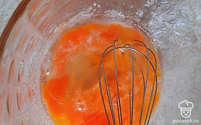 Яйца разбить в миску, добавить соль, сахар, взбить венчиком 1-2 мин.