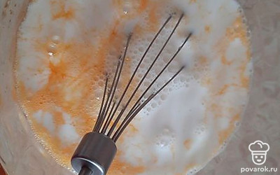 Вливаем молоко. Оно должно быть теплое либо комнатной температуры. Перемешиваем.