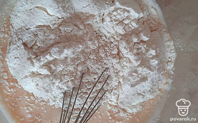 Просеиваем через сито муку частями, постоянно размешивая.