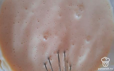 Комочки на этом этапе могут быть, но лучше их размешать. Тесто получится как жидкая сметана. Вливаем кипяток на поверхность теста и ждем 30 секунд. Перемешиваем и добавляем растительное масло. Тесто оставляем на 15 мин, можно и дольше.