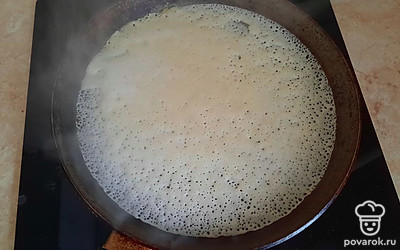 Начинаем жарить, предварительно сильно разогрев сковороду. От нее должен идти дымок. Смазываем сковороду сливочным маслом и выливаем половником тесто. Оно будет достаточно жидкое, легко распределится по сковороде и сразу начнут появляться дырочки. Это значит, что вы все сделали верно.