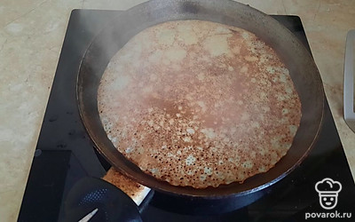 Как только у блинчика стала золотистые краешки, можно перевернуть. Блинчики пекутся очень быстро, т.к. температура достаточно высокая. Если подгорают, можно чуть уменьшить. Главное - смазывать сковороду перед каждым новым блинчиком. После выпечки смазывать блины не нужно.